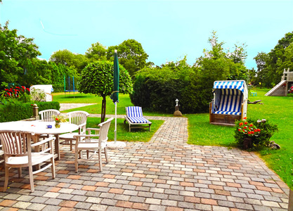 Terrasse mit Teakm�beln, Liegen und Sonnenschirm